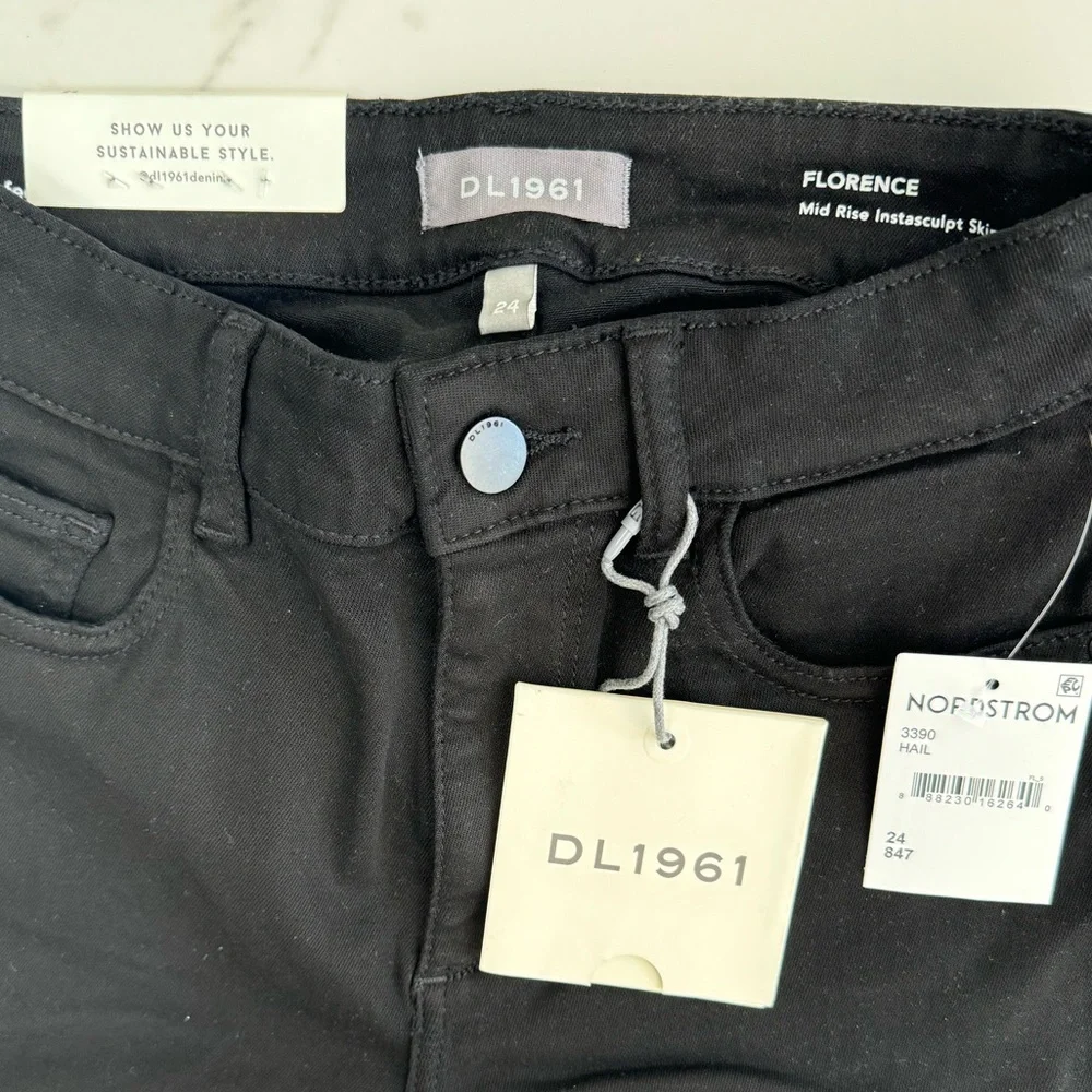NWT- DL1961 Women Skinny Jeans - Soft & luxurious!